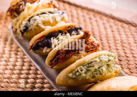 Verschiedene Arten von arepas, Fleisch, schwarze Bohnen, Käse, frittierte Kochbanane, typische Südamerikanische Lebensmittel Stockfoto