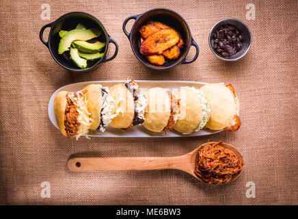 Verschiedene Arten von arepas, Fleisch, schwarze Bohnen, Käse, frittierte Kochbanane, typische Südamerikanische Lebensmittel Stockfoto