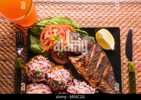 Gebratener Fisch mit gebratenen Wegerich und Salat, Strand Essen in Venezuela Stockfoto