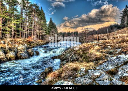 Bereich der Glen Orchy, Schottland. Künstlerische Ansicht des Easan Dubha Wasserfall auf dem Fluß Orchy fließt durch Glen Orchy. Stockfoto