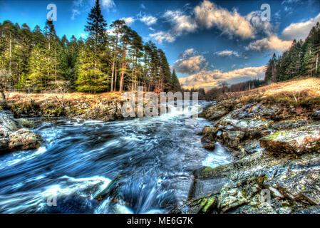 Bereich der Glen Orchy, Schottland. Künstlerische Ansicht des Easan Dubha Wasserfall auf dem Fluß Orchy fließt durch Glen Orchy. Stockfoto