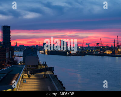 Hamburg Elbe, Hafen und die Silhouette der Elbphilharmonie Konzert bei Sonnenaufgang Stockfoto