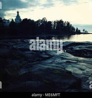 Ladoga See. Am späten Abend. Sankt Nikolaus Kirche auf der Insel (Skete). Insel Walaam. Im Alter von Foto. Schönen Kirchen. Nikolsky Kloster. Nicholas Stockfoto