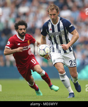 Liverpools Mohamed Salah (links) und West Bromwich Albion Craig Dawson Kampf um den Ball während der Premier League Match in West Bromwich, West Bromwich. Stockfoto