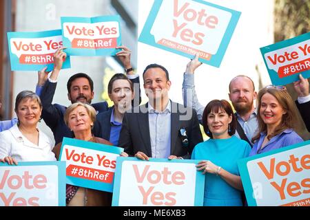 Taoiseach Leo Varadkar (Mitte) mit Minister für Gesundheit Simon Harris (Mitte links) und Fine Gael Kampagne Koordinator Minister Josefa Madigan (3. rechts) während einer Veranstaltung, die von den Mitgliedern von Fine Gael drücken für ein Ja in der bevorstehenden Volksabstimmung über die Achte Änderung organisiert, an der Kittel Alley Theatre in Dublin. Stockfoto