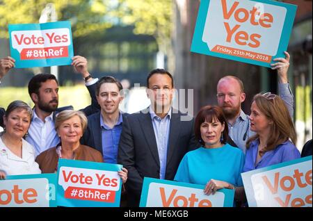 Taoiseach Leo Varadkar (Mitte) mit Minister für Gesundheit Simon Harris (Mitte links) und Fine Gael Kampagne Koordinator Minister Josefa Madigan (3. rechts) während einer Veranstaltung, die von den Mitgliedern von Fine Gael drücken für ein Ja in der bevorstehenden Volksabstimmung über die Achte Änderung organisiert, an der Kittel Alley Theatre in Dublin. Stockfoto