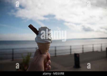 Eis - das Essen der Wahl an einem heißen Sommertag am Strand. Stockfoto