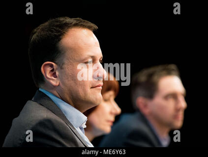 Taoiseach Leo Varadkar während einer Veranstaltung, die von den Mitgliedern von Fine Gael drücken für ein Ja in der bevorstehenden Volksabstimmung über die Achte Änderung organisiert, an der Kittel Alley Theatre in Dublin. Stockfoto