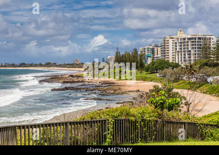 Blick entlang Mooloolaba Beach, Apartments mit viel Grün umgeben, unter einem bewölkten Himmel. Am 17. März. 2016. Stockfoto