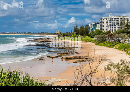 Blick entlang Mooloolaba Beach, Apartments mit viel Grün umgeben, unter einem bewölkten Himmel. Am 17. März. 2016. Stockfoto