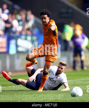 Wolverhampton Wanderers' Helder Costa springt der von Bolton Wanderers" Marke Beevers während der Sky Bet Championship Match am Längestrich Stadium, Bolton anzugehen. Stockfoto