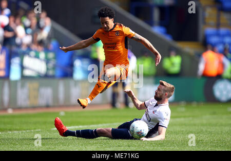 Wolverhampton Wanderers' Helder Costa springt der von Bolton Wanderers" Marke Beevers während der Sky Bet Championship Match am Längestrich Stadium, Bolton anzugehen. Stockfoto