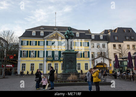 Statue von Ludwig Van Beethoven vor dem Postamt, Bonn, Rheinland Westfalen, Norddeutschland Stockfoto