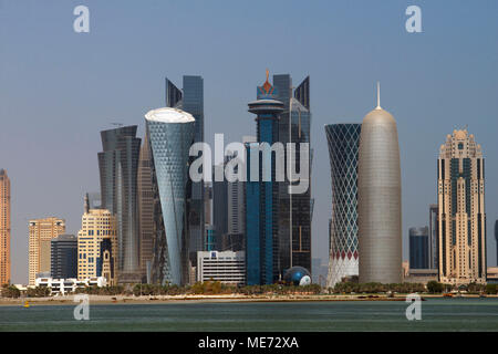 Skyline mit den Hochhäusern in der Finanzbereich von Doha, der Hauptstadt von Katar am Arabischen Golf Land Stockfoto