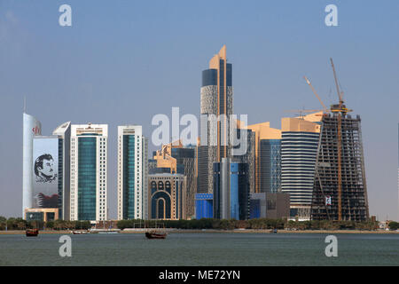 Skyline mit den Hochhäusern in der Finanzbereich von Doha, der Hauptstadt von Katar am Arabischen Golf Land Stockfoto