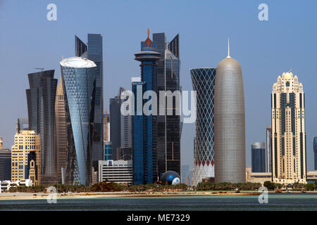 Skyline mit den Hochhäusern in der Finanzbereich von Doha, der Hauptstadt von Katar am Arabischen Golf Land Stockfoto