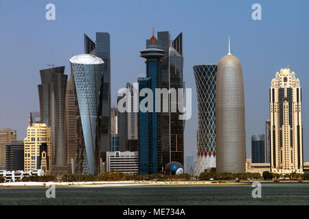 Skyline mit den Hochhäusern in der Finanzbereich von Doha, der Hauptstadt von Katar am Arabischen Golf Land Stockfoto