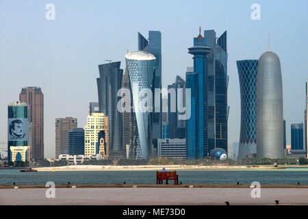 Skyline mit den Hochhäusern in der Finanzbereich von Doha, der Hauptstadt von Katar am Arabischen Golf Land Stockfoto