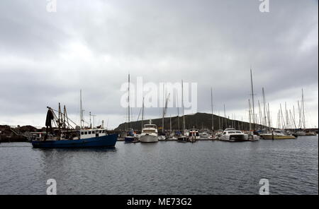 Coffs Harbour, Australien - Dez 31, 2017. Fischerboote in der Marina in Solitary Islands Marine Park an einem bewölkten Tag. Stockfoto