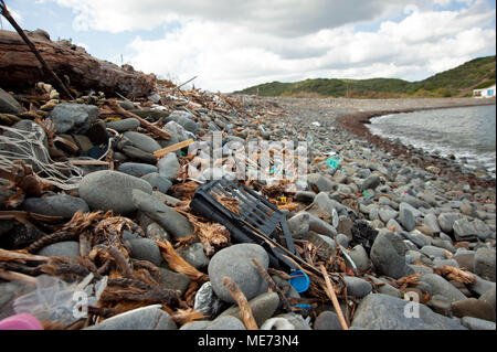 Treibholz und Kunststoffabfällen an einem Kiesstrand an der nördlichen Küste der Insel Menorca Spanien Stockfoto