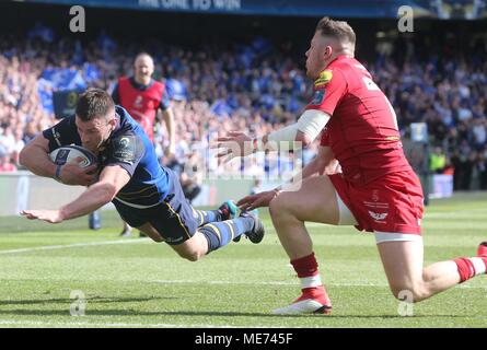 Die Leinster Fergus McFadden Kerben versuchen, während in Angriff von Steff Evans von Scarlets während des Europäischen Champions Cup Halbfinale im Aviva Stadium, Dublin. Stockfoto