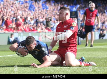 Die Leinster Fergus McFadden Kerben versuchen, während in Angriff von Steff Evans von Scarlets während des Europäischen Champions Cup Halbfinale im Aviva Stadium, Dublin. Stockfoto