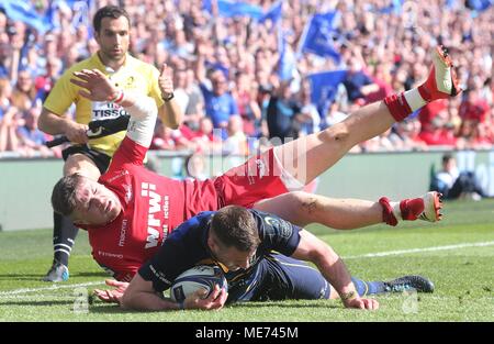 Die Leinster Fergus McFadden Kerben versuchen, während in Angriff von Steff Evans von Scarlets während des Europäischen Champions Cup Halbfinale im Aviva Stadium, Dublin. Stockfoto