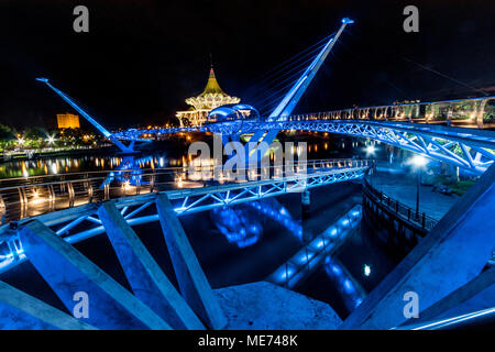 Darul Hana Brücke oder Goldene Brücke über den Fluss Sarawak nachts in der Stadt Kuching Sarawak Malaysia Insel Borneo Stockfoto