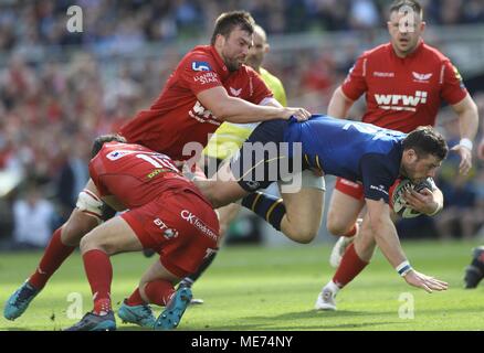 Die Leinster Robbie Henshaw durch den Scarlets Verteidigung während des Europäischen Champions Cup Halbfinale im Aviva Stadium, Dublin gefangen. Stockfoto