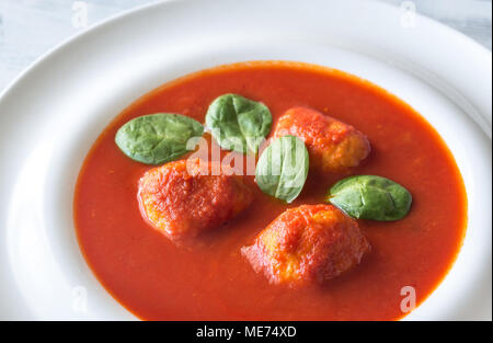 Teil der Tomatensuppe mit fleischklößchen Stockfoto