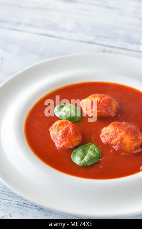 Teil der Tomatensuppe mit fleischklößchen Stockfoto