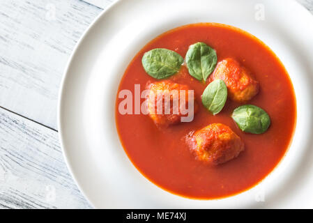 Teil der Tomatensuppe mit fleischklößchen Stockfoto