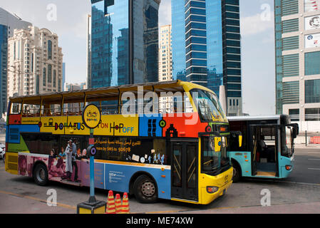 Touristische Bus Hop on-Hop off-in Doha, der Hauptstadt von Katar am Arabischen Golf Land Stockfoto