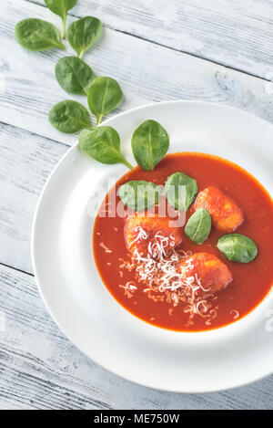Teil der Tomatensuppe mit fleischklößchen Stockfoto