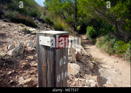 Ein hölzernes Schild post zeigt den Pfad hinter auf der Cami de Cavalls an der Küste zu Fuß auf Menorca, Spanien Stockfoto