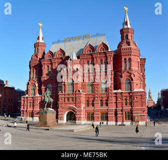 Moskau, Russland - 20. März 2018. Außenansicht des Gebäudes des Staatlichen Historischen Museum auf dem Roten Platz in Moskau, mit schukow Monument und Menschen Stockfoto