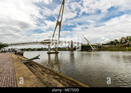 Darul Hana Brücke oder Goldene Brücke tagsüber über den Sarawak River in der Stadt Kuching Sarawak Malaysia Insel Borneo Stockfoto