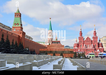 Blick auf den Roten Platz in Moskau, Kreml, Lenin € ™ s Mausoleum und Staatlichen Historischen Museum im Hintergrund. Stockfoto