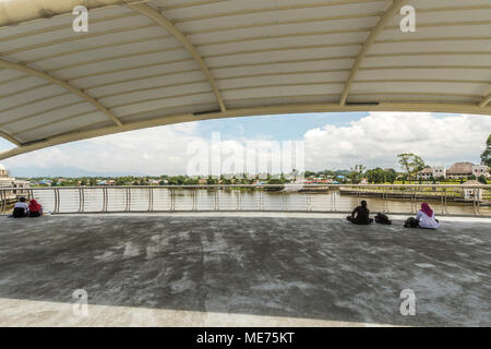 Darul Hana Brücke oder Goldene Brücke tagsüber über den Sarawak River in der Stadt Kuching Sarawak Malaysia Insel Borneo Stockfoto