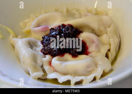 Platte der Russischen vareniki Knödel mit Kirsche. Stockfoto