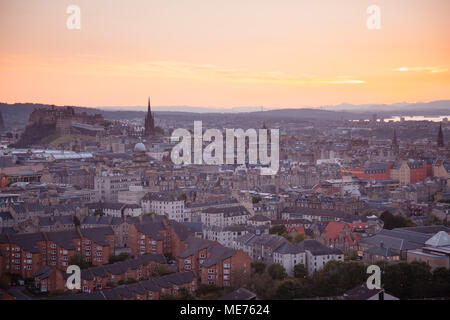 Stadtbild mit Edinburgh Edinburgh Castle im Hintergrund bei Sonnenuntergang wie aus dem Edie Arthurs Seat Hill, Schottland gesehen, Großbritannien Stockfoto