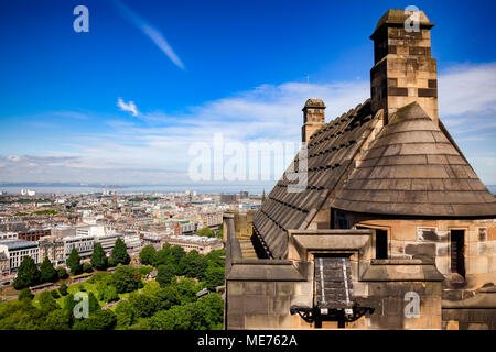 Edinburgh Stadtbild mit New Town und Princes Street Gardens ab dem Edinburgh Castle, Schottland, UK gesehen Stockfoto