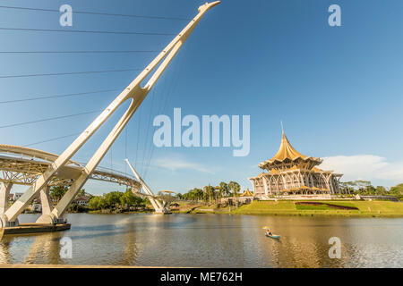 Darul Hana Brücke oder Goldene Brücke tagsüber über den Sarawak River in der Stadt Kuching Sarawak Malaysia Insel Borneo Stockfoto