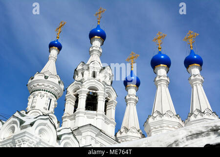 Kuppeln und Kreuze für die Kirche der Geburt der Jungfrau in Putinki in Moskau, dating von 1652. Stockfoto