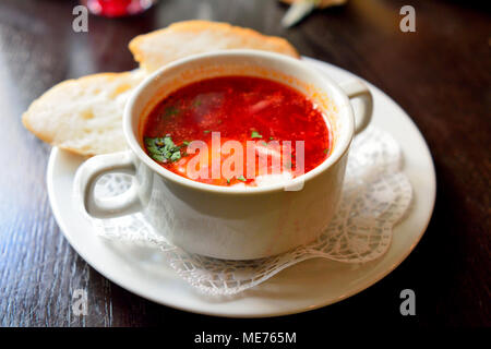 Platte der Russischen Borschtsch Suppe. Stockfoto