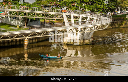 Darul Hana Brücke oder Goldene Brücke tagsüber über den Sarawak River in der Stadt Kuching Sarawak Malaysia Insel Borneo Stockfoto