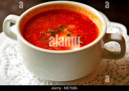 Platte der Russischen Borschtsch Suppe. Stockfoto