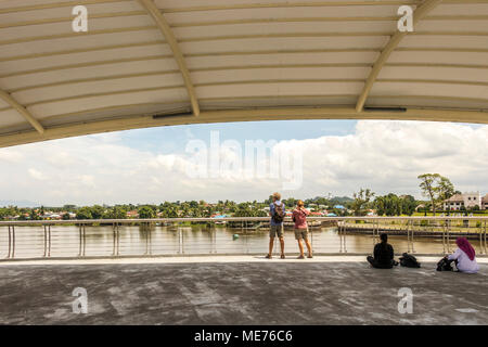 Darul Hana Brücke oder Goldene Brücke tagsüber über den Sarawak River in der Stadt Kuching Sarawak Malaysia Insel Borneo Stockfoto