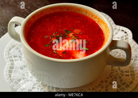 Platte der Russischen Borschtsch Suppe. Stockfoto