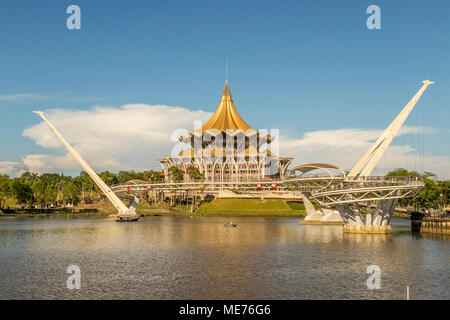 Darul Hana Brücke oder Goldene Brücke tagsüber über den Sarawak River in der Stadt Kuching Sarawak Malaysia Insel Borneo Stockfoto
